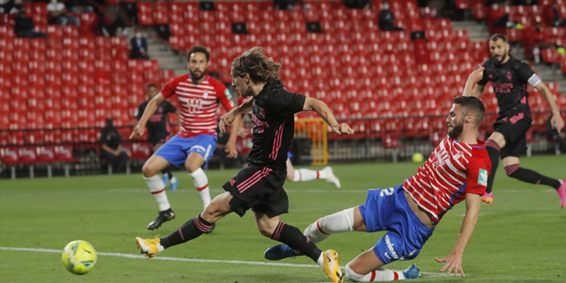 Real sink Granada to keep pressure on Atletico