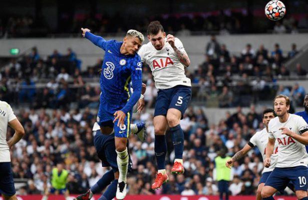 Chelsea crush Tottenham to go joint top