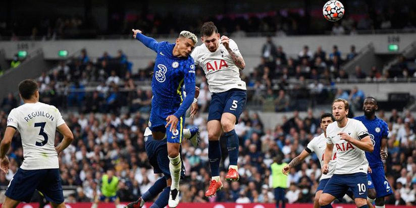 Chelsea crush Tottenham to go joint top